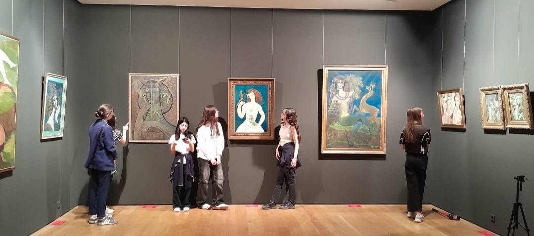 დღეს არაჩვეულებრივი დღე გვქონდა 🎨 ჩემი პროექტის " ქართველი მხატვრები პარიზში" მონაწილე მოსწავლეებმა ლადო გუდიაშვილის ექსპონატების გამოფენა ნახეს, ეს იყო ჩემი პროექტის გაგრძელება ღია გაკვეთილი საგამოფენო სივრცეში.  მოსწავლეებმა მოისმინეს გამოფენის შესახებ